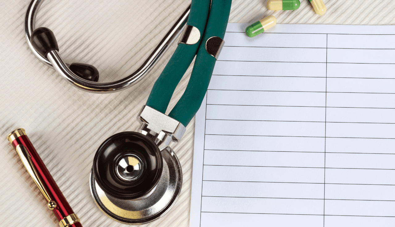 Tisch mit Zettel, Stetoskoph und einem Stift
