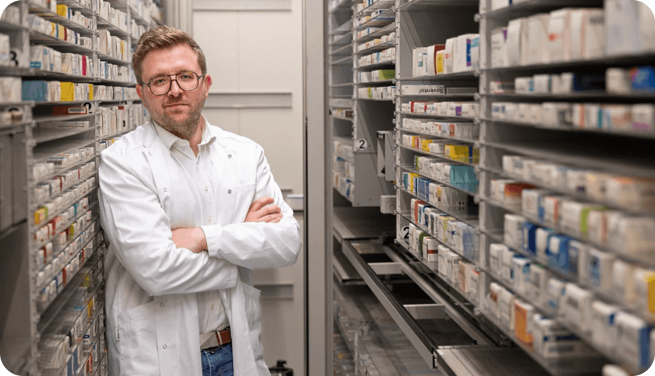 Herr Losse im Apotheken Lager